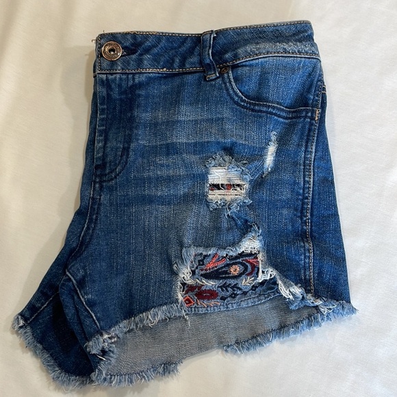 MAURICES Size 9/10 Distressed Denim Jean Shorts Embroidered Exposed Pockets - Picture 7 of 10